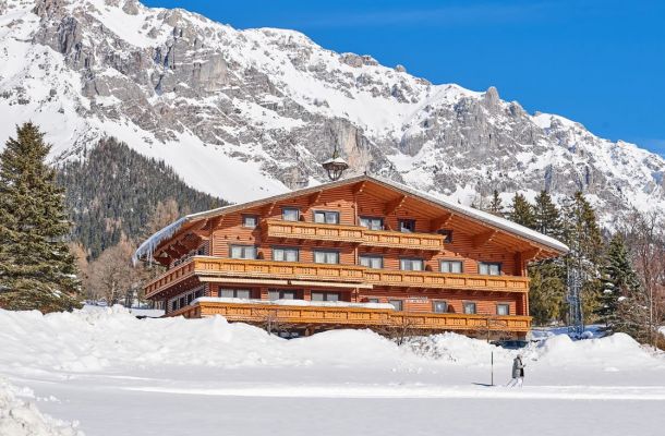 Landhaus Karlbauer vor den imposanten Dachstein Südwänden