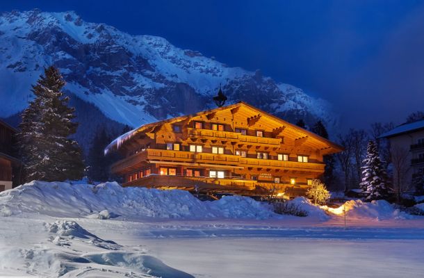 Landhaus Karlbauer mit Abendstimmung vor der Kulisse des Dachsteins