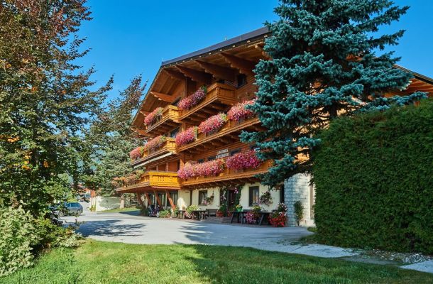 Landhaus Karlbauer im Sommer mit gemütlicher Sitzgelegenheit vor dem Hotel