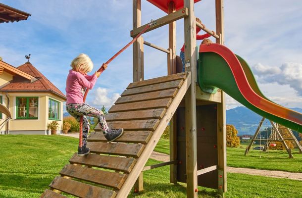 Kinder am Kletterturm