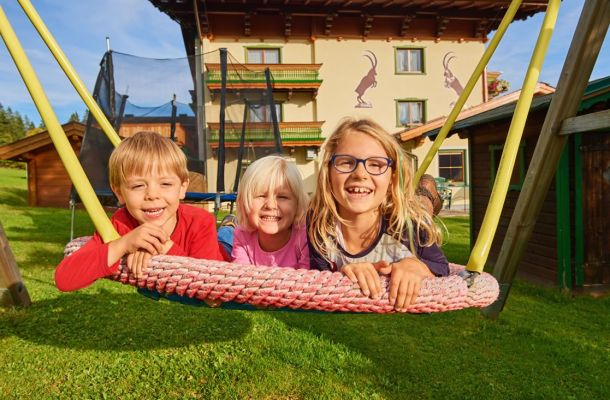 Kinder auf der Schaukel