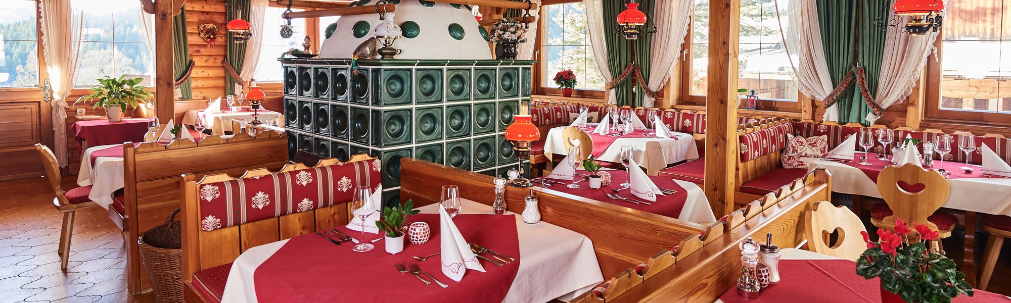 Gemütliches Restaurant mit Kachelofen im Landhaus Karlbauer